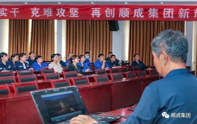 河南美狮贵宾会集团举办通讯员摄影技术培训班